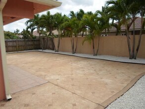 7772 NW 200th Ln in Hialeah, FL - Foto de edificio - Building Photo