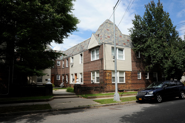 214-35 93rd Ave in Jamaica, NY - Foto de edificio - Building Photo