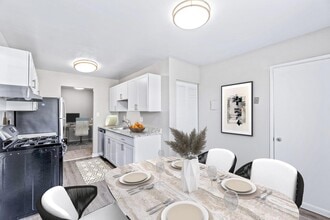 Country Place in Burtonsville, MD - Building Photo - Interior Photo