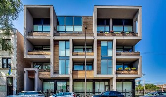 2424 W Chicago Ave, Unit 301 in Chicago, IL - Building Photo