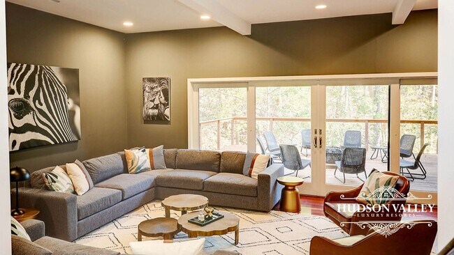 101 S Manor Dr in White Plains, NY - Building Photo - Building Photo