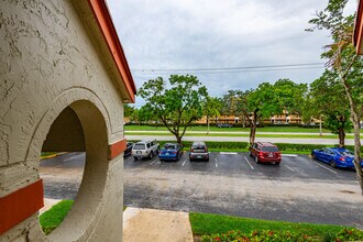 5590 Courtyard Dr in Margate, FL - Building Photo - Building Photo