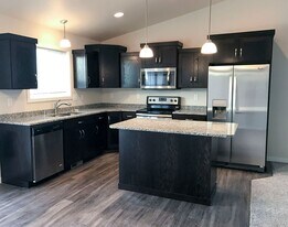 4533 13th St S in Moorhead, MN - Building Photo