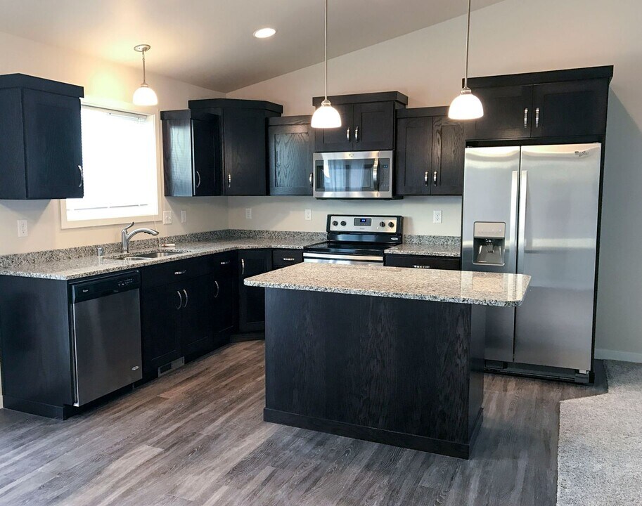 4533 13th St S in Moorhead, MN - Building Photo