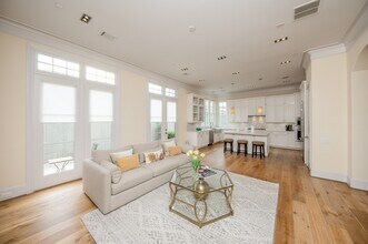 5410 Alder Cir in Bellaire, TX - Building Photo - Building Photo