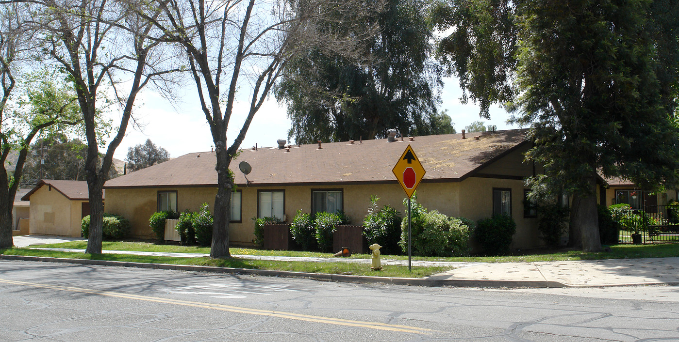 320 N Poe St in Lake Elsinore, CA - Building Photo