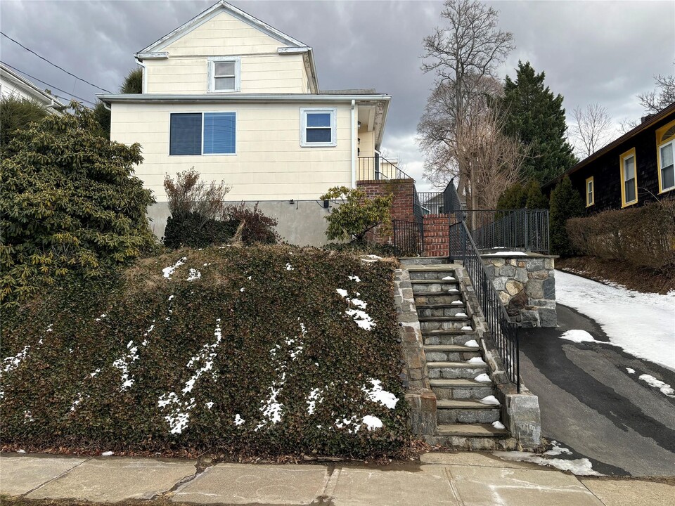 48 Ferris Pl in Ossining, NY - Building Photo