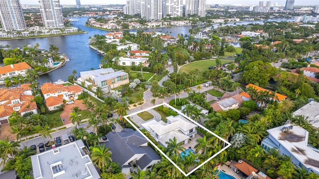 465 Golden Beach Dr in Golden Beach, FL - Building Photo - Building Photo