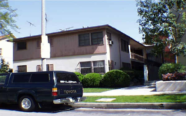 128 S Clark Dr in Los Angeles, CA - Building Photo