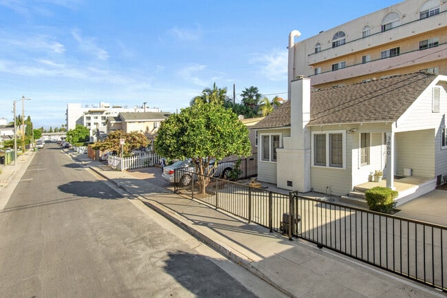 3860 Goldwyn Ter in Culver City, CA - Building Photo - Building Photo