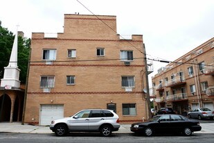 13633 35th Ave in Flushing, NY - Building Photo