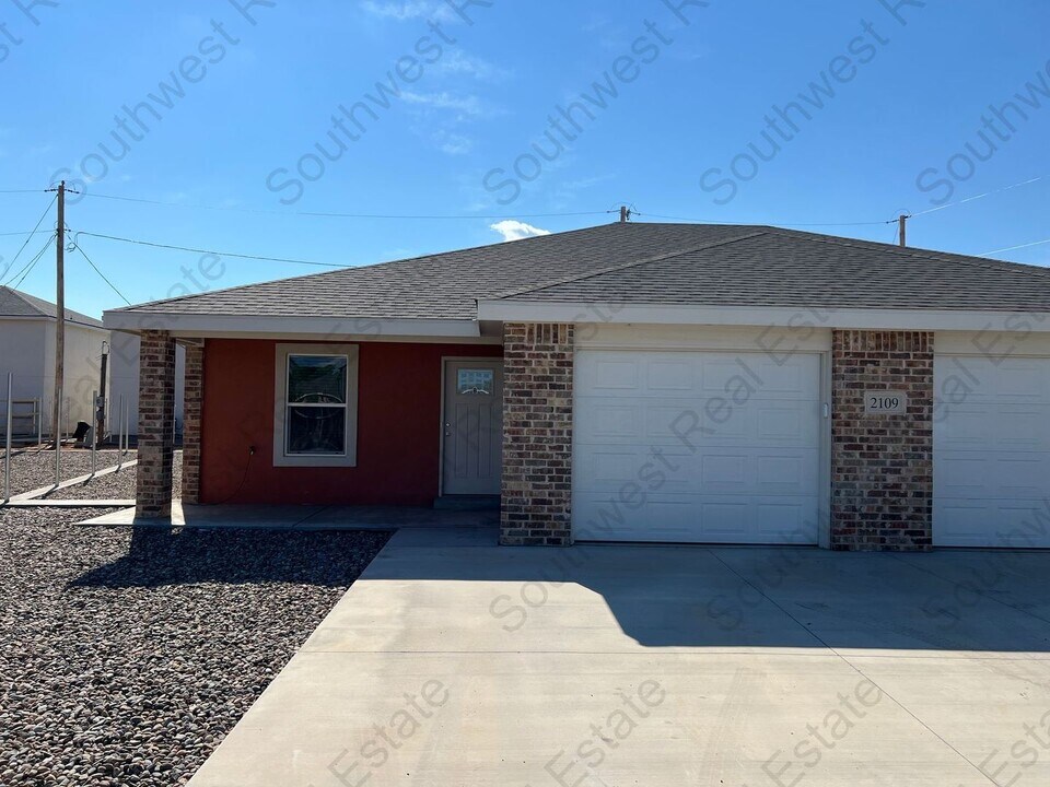 2109 Bobwhite Ct in Clovis, NM - Building Photo