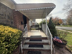 147 Primrose Dr in North New Hyde Park, NY - Building Photo - Building Photo