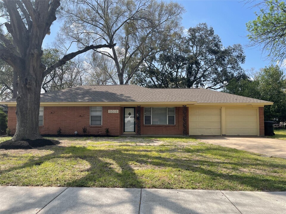 2015 Wycliffe Dr in Houston, TX - Building Photo