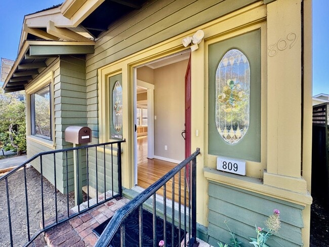 809 Bayswater Ave in Burlingame, CA - Building Photo - Building Photo
