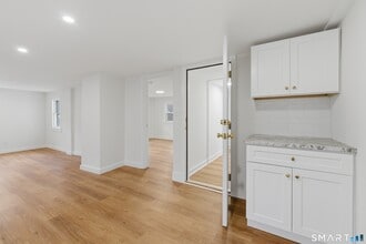 96 W Main St in Chester, CT - Building Photo - Building Photo