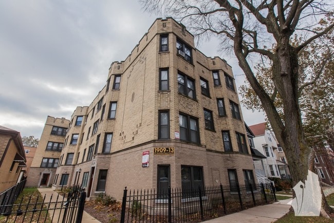 property at 1909 W Larchmont Ave