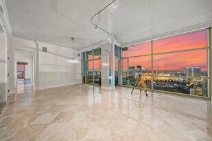 800 The Mark Ln in San Diego, CA - Building Photo