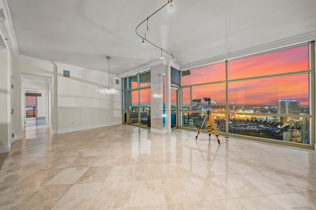 800 The Mark Ln in San Diego, CA - Building Photo