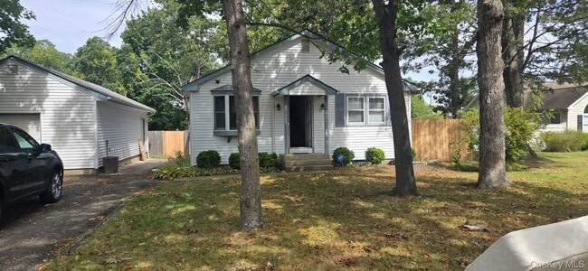 51 Peconic St in Selden, NY - Building Photo - Building Photo