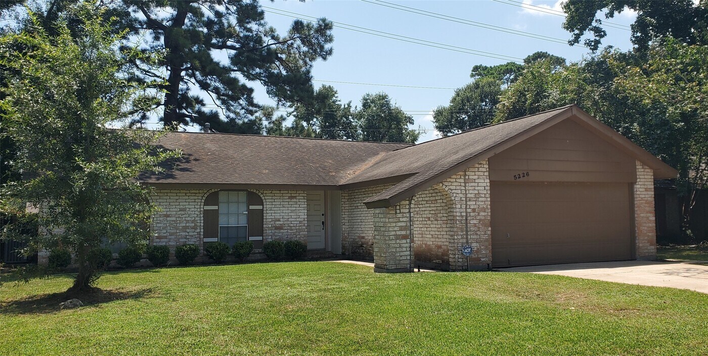 5226 Moonshadows Dr in Humble, TX - Building Photo