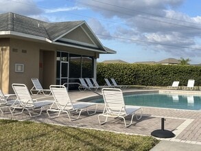 3822 Milflores Dr in Ruskin, FL - Building Photo - Building Photo