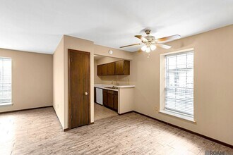 2100 College Dr, Unit 128 in Baton Rouge, LA - Building Photo - Building Photo