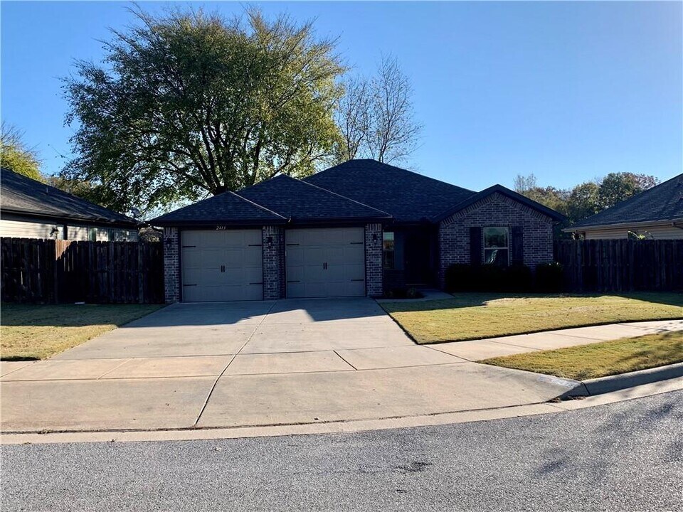 2413 S 11th Pl in Rogers, AR - Foto de edificio