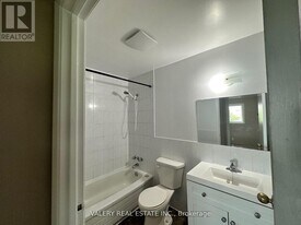 9 Lowndes Ave in Georgina, ON - Building Photo