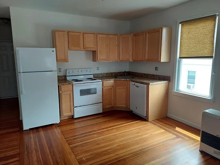 16 Lilley St in Manchester, CT - Building Photo