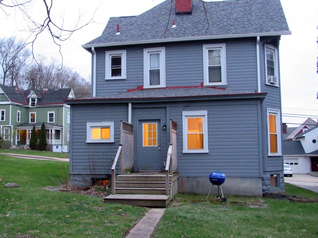 529 Chestnut St, Unit First Floor in Carnegie, PA - Foto de edificio - Building Photo