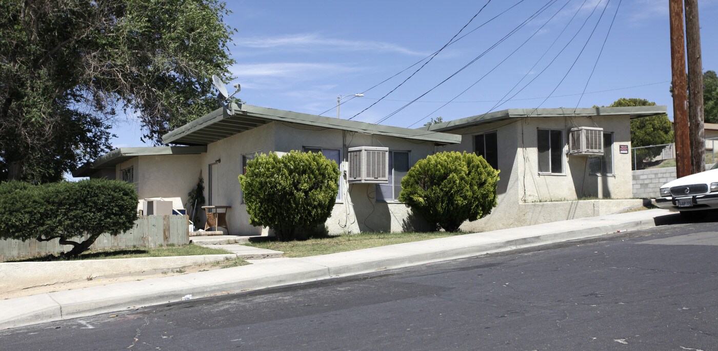 15560 Hesperia Rd in Victorville, CA - Building Photo