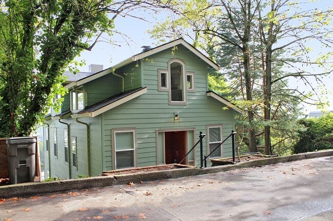 2400 SW Hoffman Ave, Unit 4 in Portland, OR - Building Photo - Building Photo