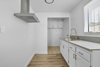 4710 St Elmo Dr in Los Angeles, CA - Foto de edificio - Building Photo