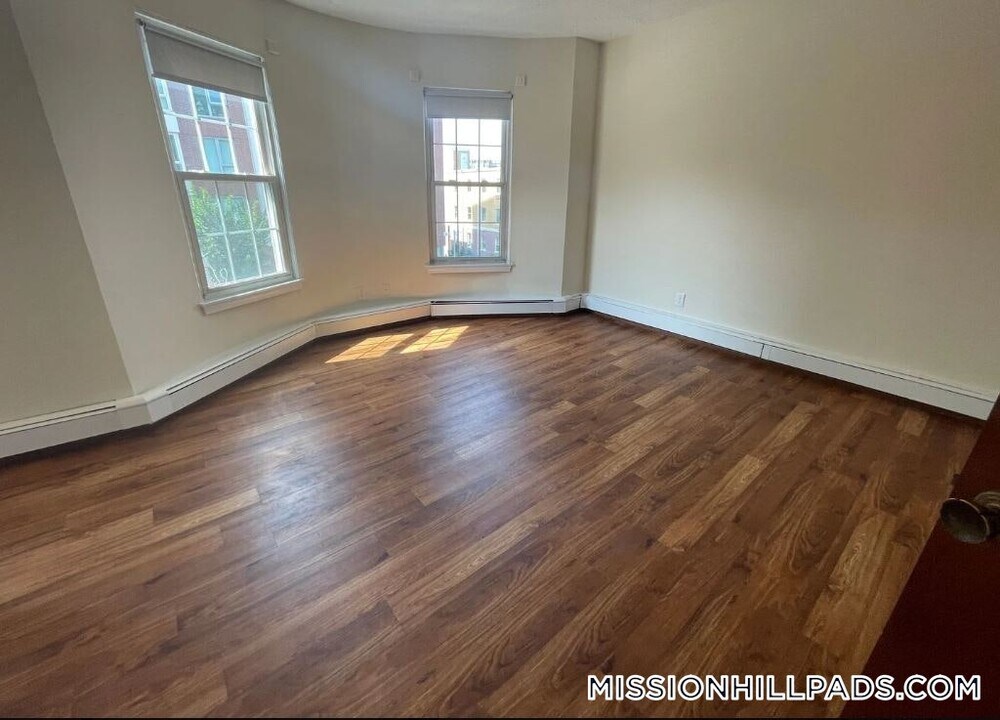 46 S Huntington Ave in Boston, MA - Building Photo