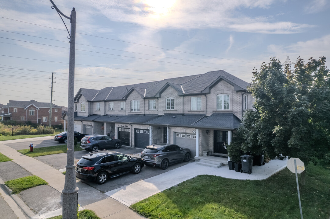 77-91 Roundstone Dr in Brampton, ON - Building Photo