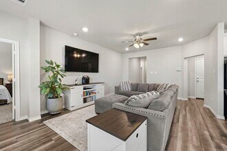 1033 Verona Dr in College Station, TX - Foto de edificio - Building Photo