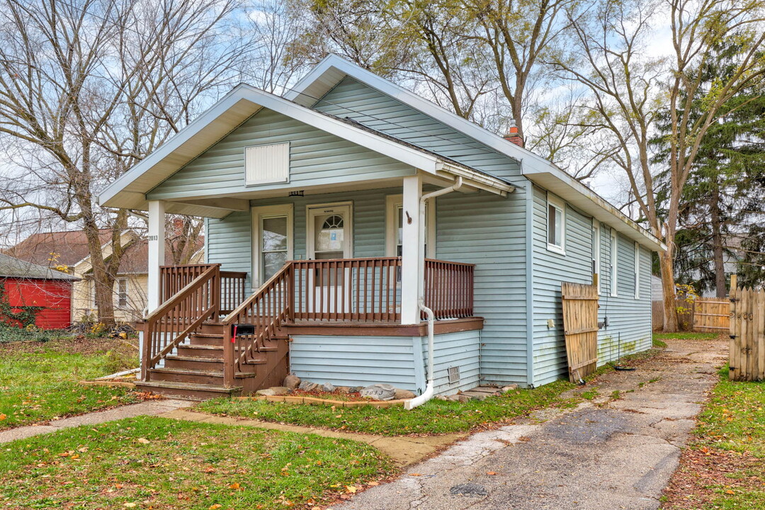 2013 N Oakley St in Saginaw, MI - Foto de edificio