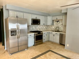 315 N Mission Rd in Fallbrook, CA - Building Photo