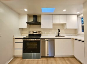 11225 Goodwin Way NE in Seattle, WA - Building Photo - Building Photo