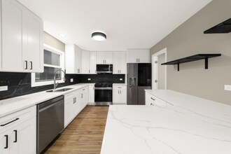 990 Whitehall Way in Crystal Lake, IL - Building Photo - Building Photo