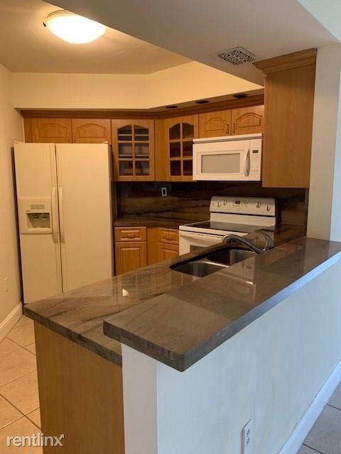 9711 Fontainebleau Blvd in Miami, FL - Building Photo