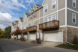 6333-6358 Scarlet Leaf Ln in Pleasant Hill, IA - Building Photo - Building Photo