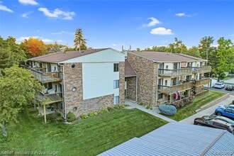 855 S Pontiac Trail in Walled Lake, MI - Building Photo - Building Photo