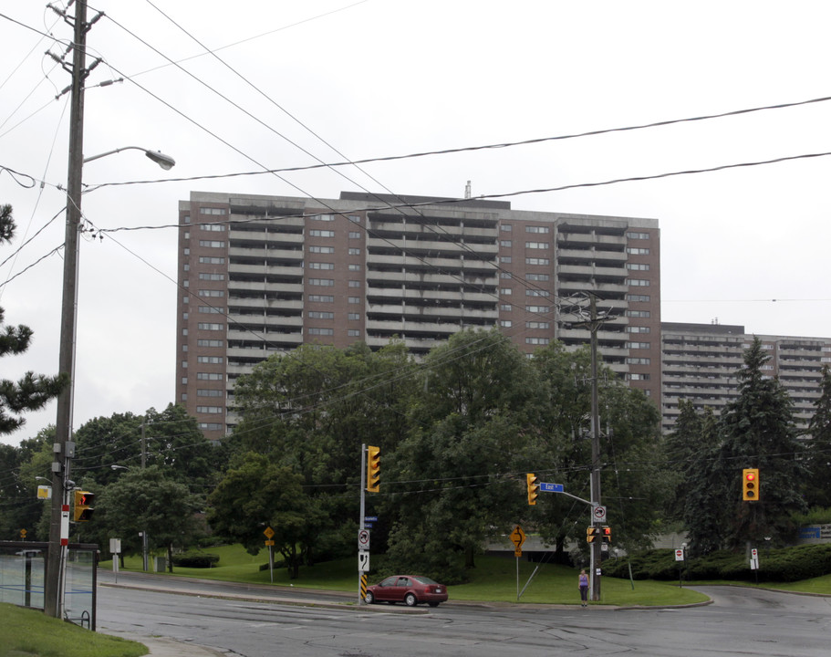 Lambton Square in Toronto, ON - Building Photo