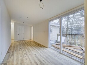 240 Acabonack Rd in Highland Lakes, NJ - Foto de edificio - Building Photo