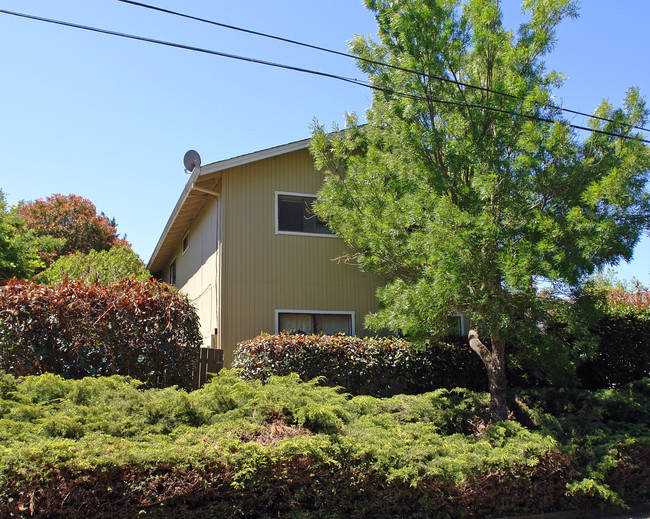 7908 Bodega Ave in Sebastopol, CA - Foto de edificio - Building Photo
