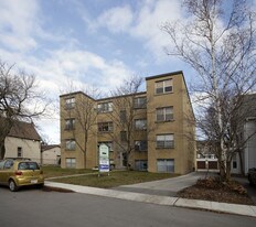 Snow Manor in Oakville, ON - Building Photo