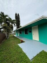 156 W 14th St, Unit #1 in Riviera Beach, FL - Foto de edificio - Building Photo