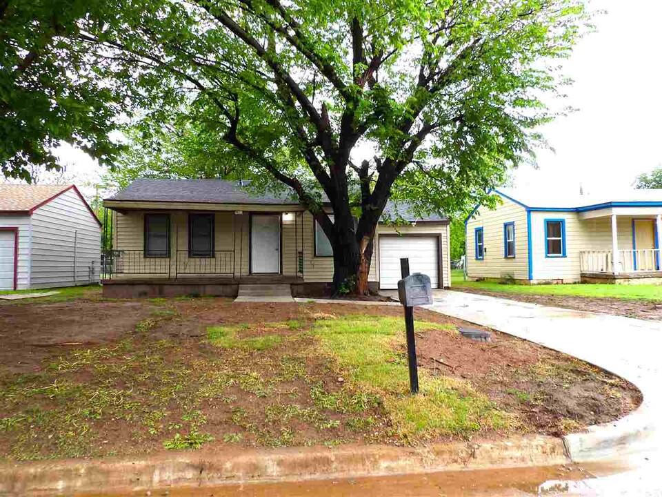 1406 NW Lincoln Ave in Lawton, OK - Foto de edificio